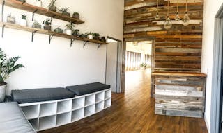 RUSTIC SPACIOUS LOFT STUDIO WITH MOUNTAIN VIEWS - Image 3
