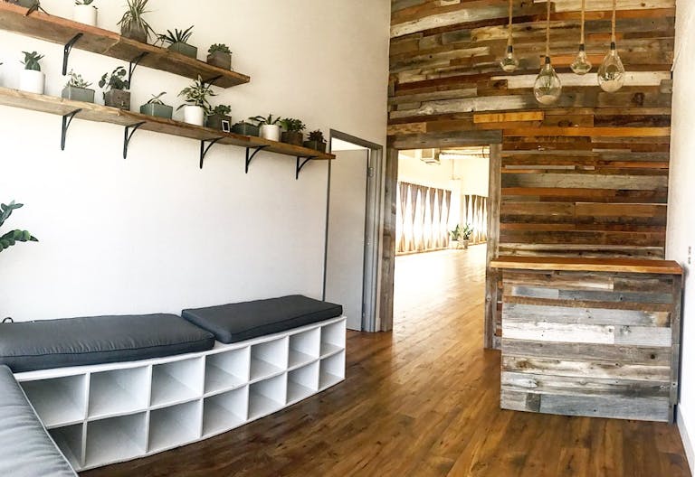 RUSTIC SPACIOUS LOFT STUDIO WITH MOUNTAIN VIEWS - Image 3