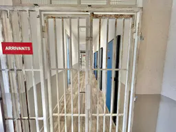 Décor/Lieu de tournage: Centre pénitentiaire / Prison - Image 2