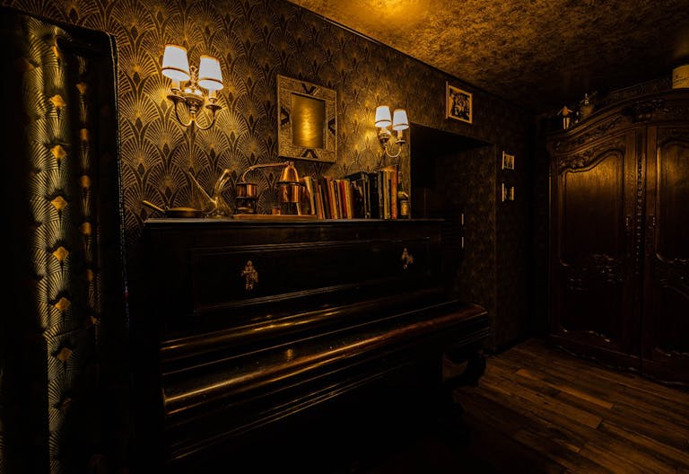 Retour dans le temps dans un magnifique Bar priv� - Image 1