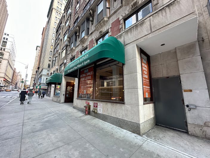 Prime Retail Space on Madison Ave, Steps from Empire State Building – Ideal for Boutique, Art Gallery, or Specialty Store - Image 1
