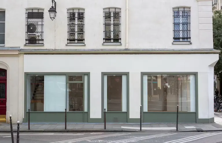 Boutique �ph�m�re / Pop-up / Galerie/Showroom au coeur du Marais - tr�s lumineux avec 8 m de vitrines en angle - Arts et M�tiers - Image 3