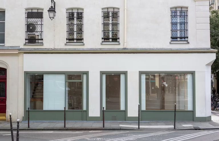 Boutique �ph�m�re / Pop-up / Galerie/Showroom au coeur du Marais - tr�s lumineux avec 8 m de vitrines en angle - Arts et M�tiers - Image 3