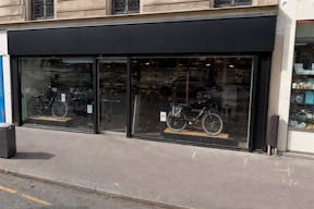 Pop-up store Paris 11ème Proche Mairie, sublime local commercial avec verrières - Image 0