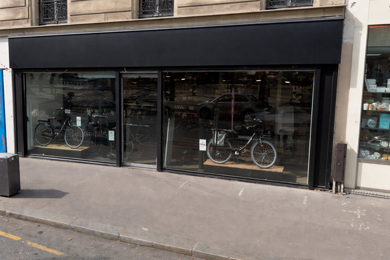 Pop-up store Paris 11ème Proche Mairie, sublime local commercial avec verrières - Image 0