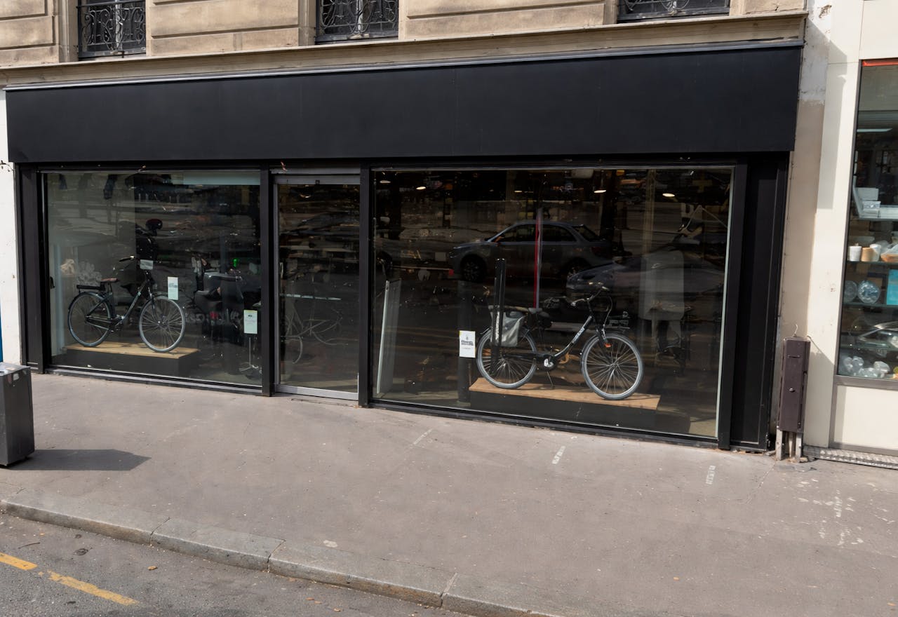 Pop-up store Paris 11ème Proche Mairie, sublime local commercial avec verrières - Image 0