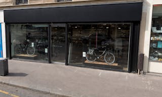 Pop-up store Paris 11ème Proche Mairie, sublime local commercial avec verrières - Image 0