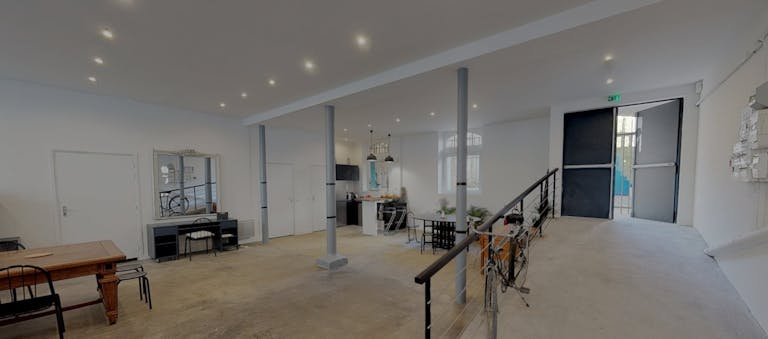 Studio on courtyard in a former artist's studio - Image 3