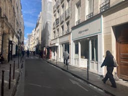 Charming Gallery in Le Marais - Image 10