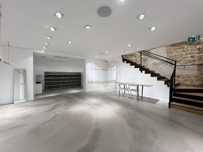 High end showroom space central Marais district - Image 4