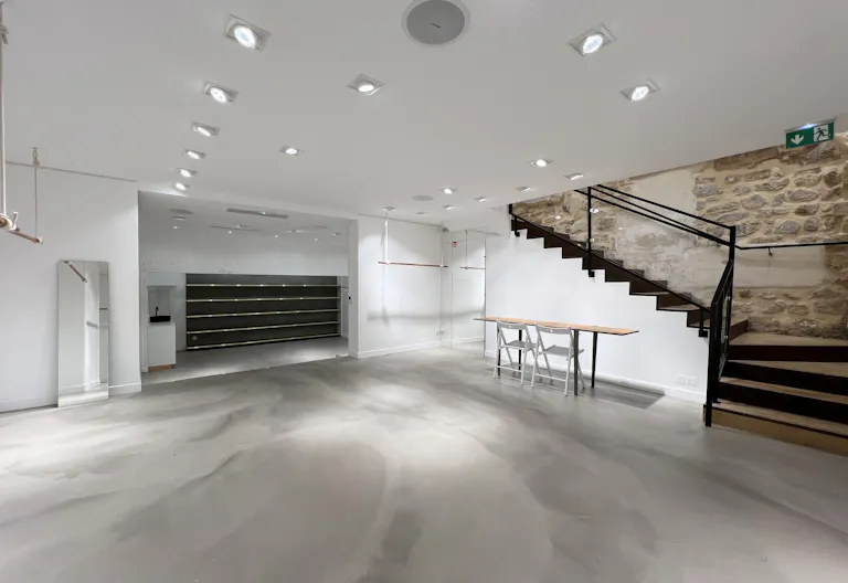 High end showroom space central Marais district - Image 4