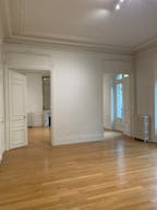 Beautiful Showroom in Saint-Germain - Image 6