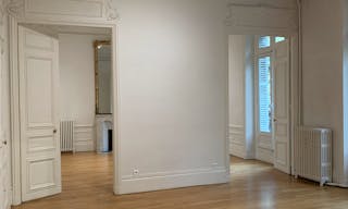 Beautiful Showroom in Saint-Germain - Image 6