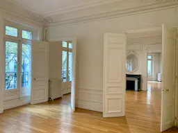 Beautiful Showroom in Saint-Germain - Image 8