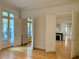 Beautiful Showroom in Saint-Germain - Image 8