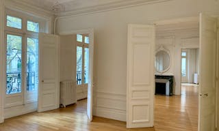 Beautiful Showroom in Saint-Germain - Image 8