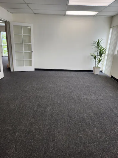 Doral unique office space with spectacular lake views - Image 4