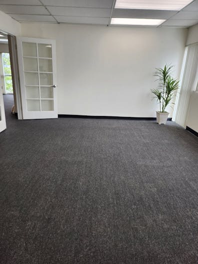 Doral unique office space with spectacular lake views - Image 4