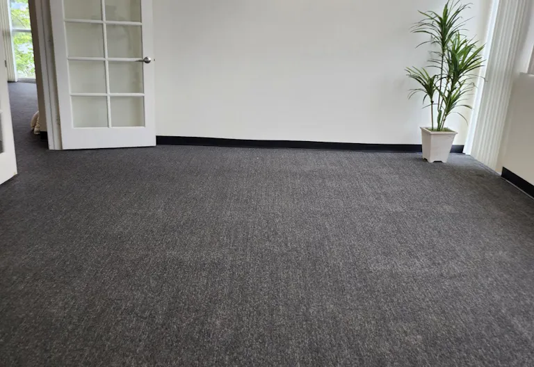Doral unique office space with spectacular lake views - Image 4