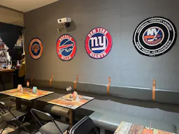 Lively and fully equipped sports bar located in the heart of Spanish Harlem - Image 2