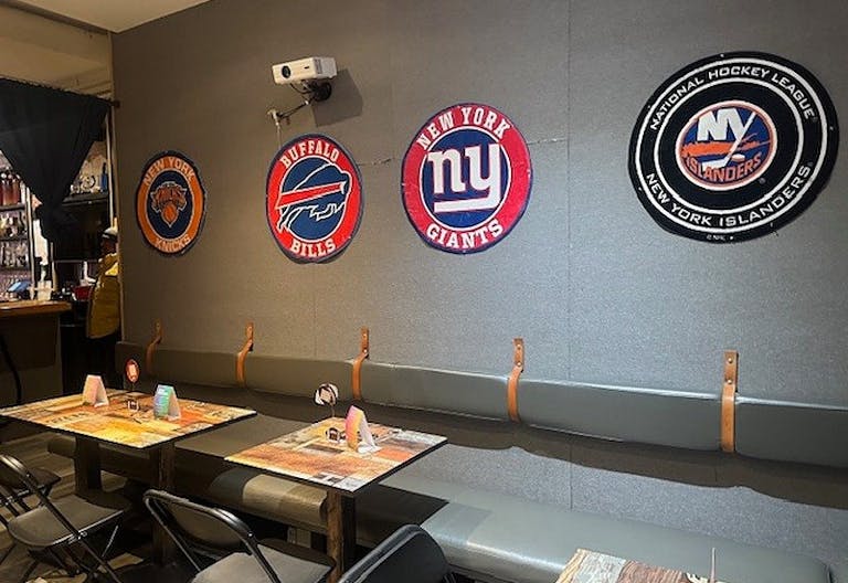 Lively and fully equipped sports bar located in the heart of Spanish Harlem - Image 2