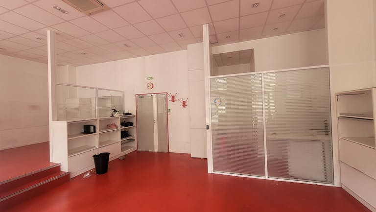 salle de conferance et bureaux ouverts  - Image 3