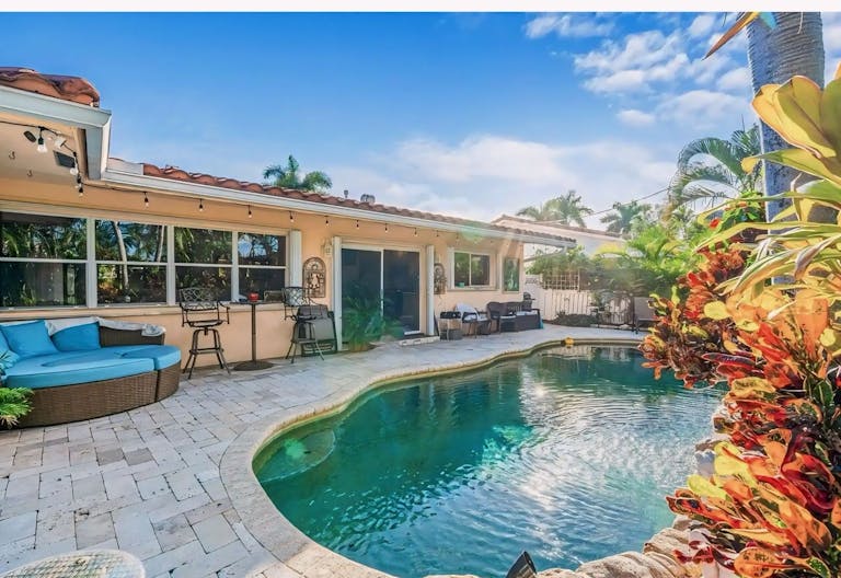 Tropical Beach style Oasis - Image 2