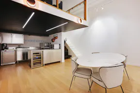 Une galerie confidentielle avec une adresse remarquable - Image 8