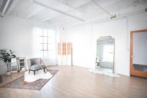 DTLA open space with Rattan Daybed Decor 1,150sf - Image 10