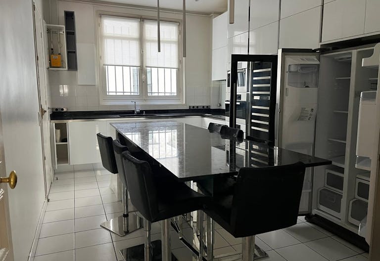 Luxury Apartment Paris - Image 3