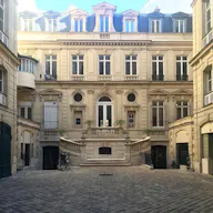 Private Mansion near Saint-Lazare - Image 0