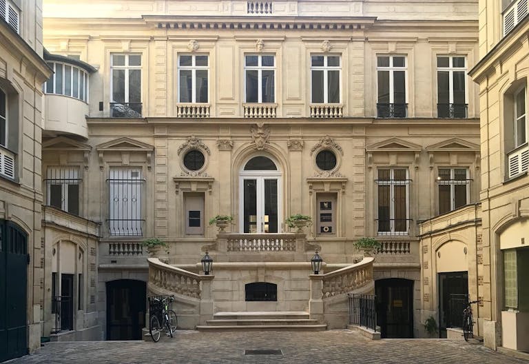 Private Mansion near Saint-Lazare - Image 0