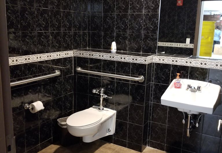 Beautiful Bar Open To New Tenants - Image 3