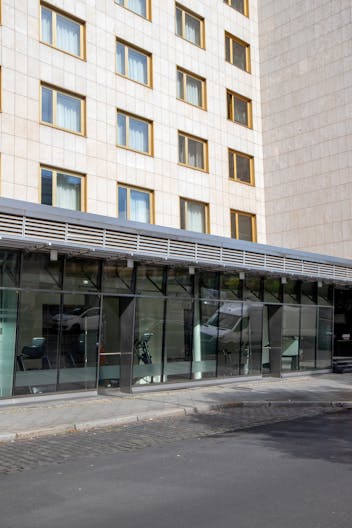 Elegant Retail Space at Historic Hotel Bristol - Image 0