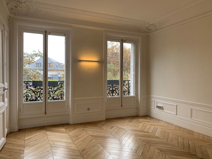 Parisian Showroom in the 7th Arr. - Image 4