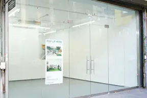 Glass-Fronted Corner Pop-Up Space in Nolita - Image 5
