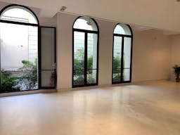 400m2 Showroom - Image 10