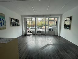 Spacious and bright Gallery Space - Image 7