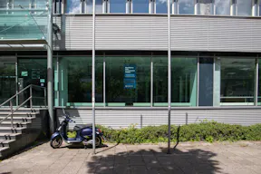 Striking Corner Space on Karl-Liebknecht-Straße with Full-Glass Frontage - Image 12