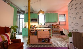 Colorful Spacious Garden Apartment - Image 8