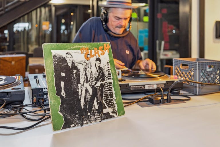 Light-filled Industrial Chic Warehouse in Temescal, neighborhood of Oakland, California - Image 4