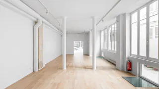 Perfect Showroom on Rue de Turenne - Image 2