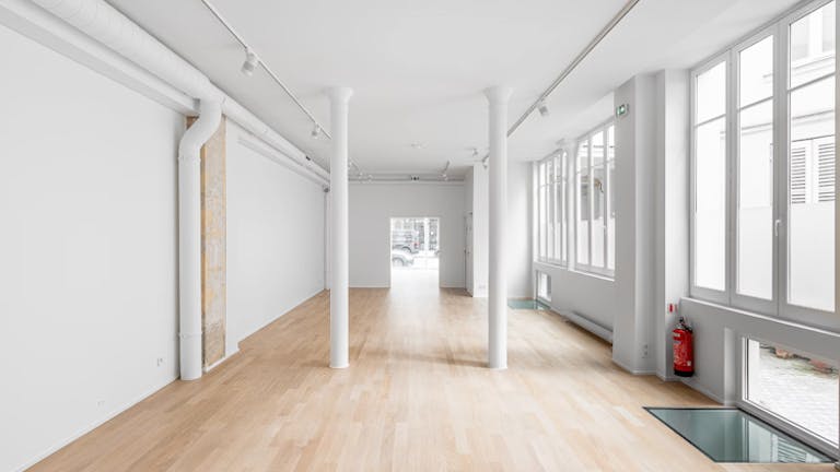 Perfect Showroom on Rue de Turenne - Image 2