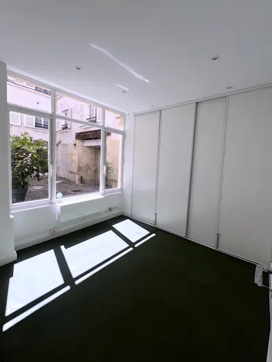 Elegant Showroom in the heart of Paris, Near Pont-Neuf - Image 4