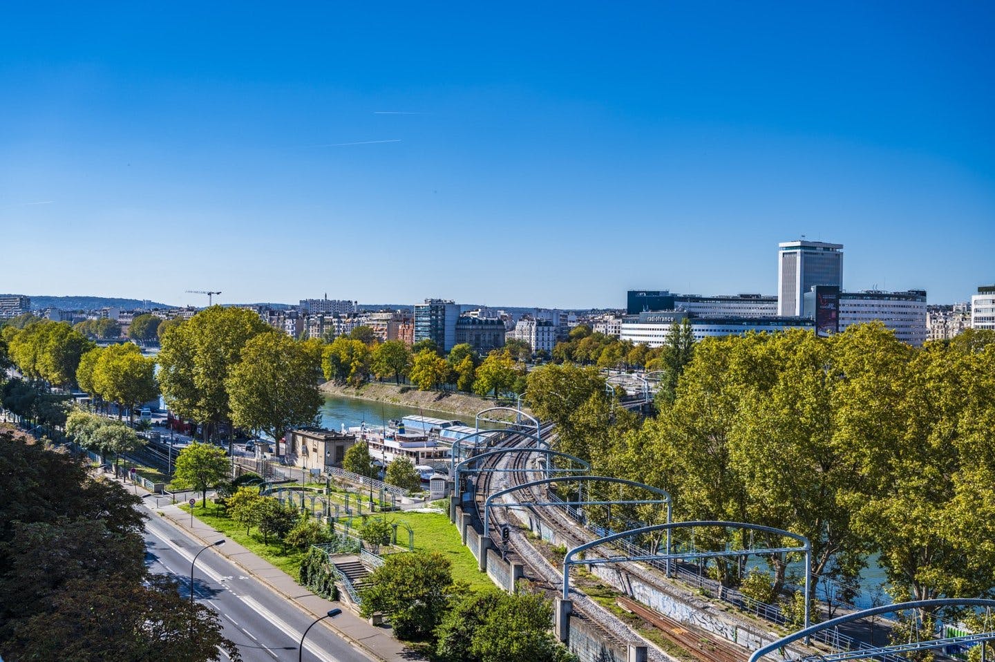 Large Commercial Space on Quai de Grenelle, Paris