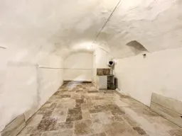 Spacious Gallery Space in the Haut Marais - Image 6