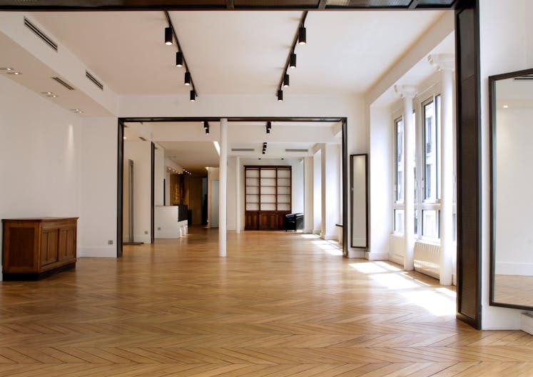 Vast Parisian Showroom at Opéra-Bourse - Image 3