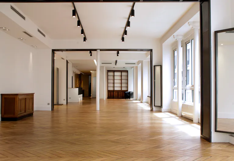 Vast Parisian Showroom at Opéra-Bourse - Image 3