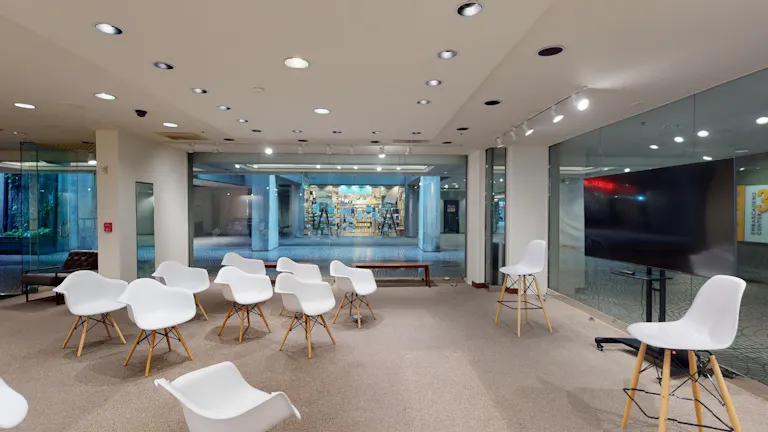 Gorgeous Downtown Modern Space - Image 4