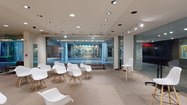 Gorgeous Downtown Modern Space - Image 4